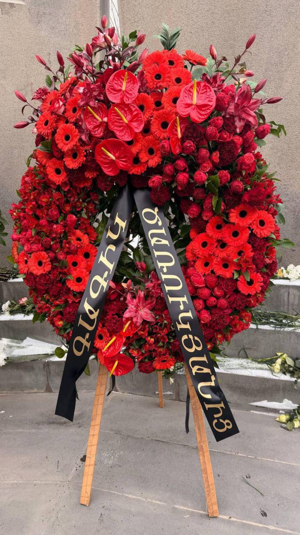 «Եռաբլուր» զինվորական պանթեոնում Գագիկ Ծառուկյանի անունից տեղադրվել է ծաղկեպսակ