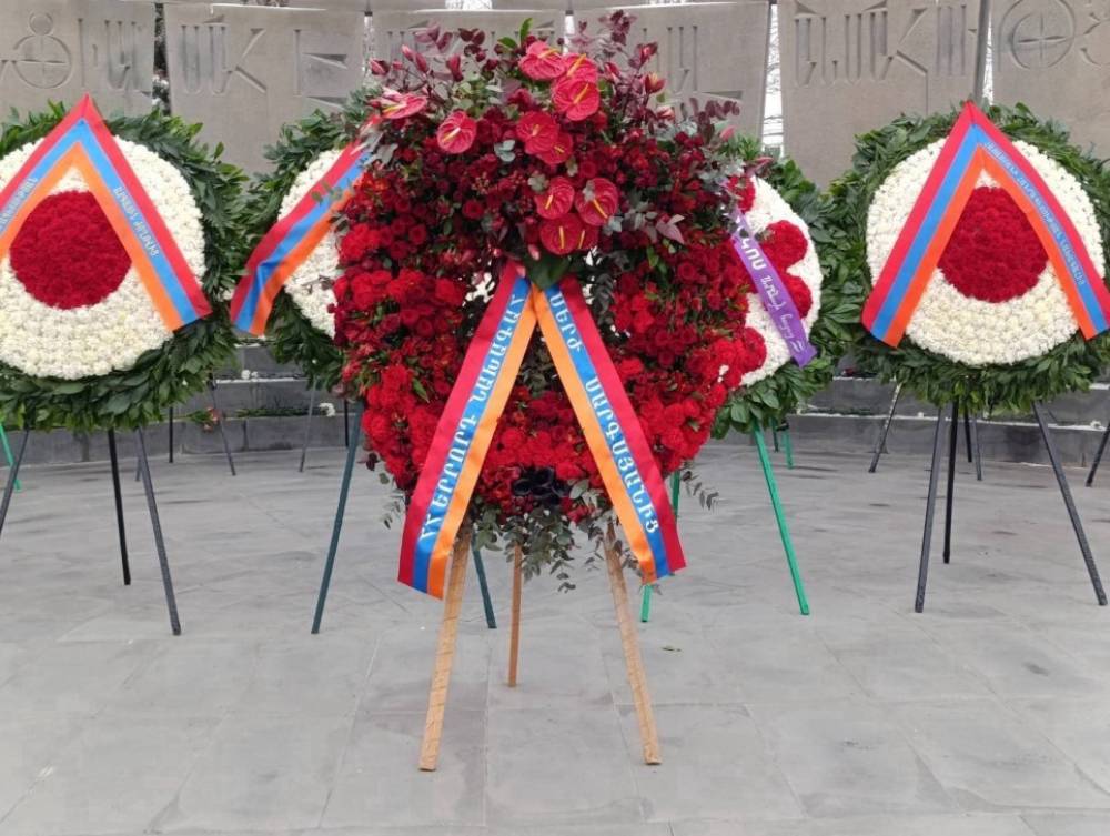 Սերժ Սարգսյանի անունից Բանակի օրվա առթիվ «Եռաբլուր»-ում ծաղկեպսակ է դրվել