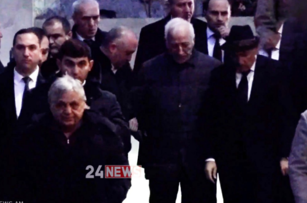 Փաշինյանը՝ շրջապատված տասնյակ ախռանիկներով, եկավ Վազգեն Սարգսյանի հոր հոգեհանգստի արարողությանը