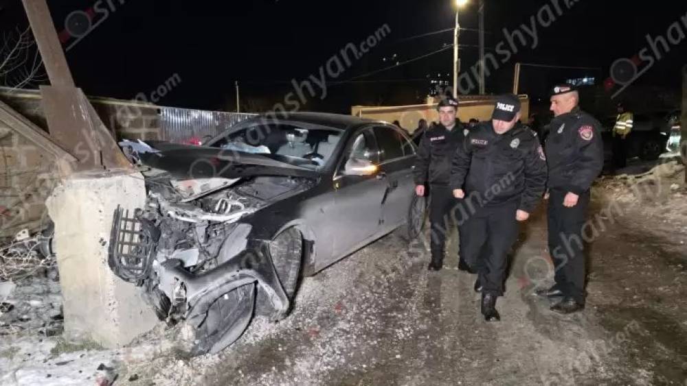 «Mercedes»-ի վարորդն ու ուղևորը չեն ենթարկվել ոստիկանության գվարդիայի ծառայողների «կանգառ» հրահանգին, վրшերթի են ենթարկել նրանցից 2-ին ու դիմել փախուստի․ հնչել են կրшկոցներ