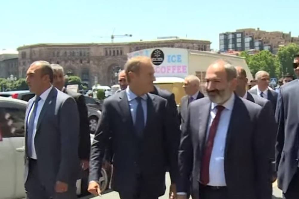 Փաշինյանը Տուսկի հետ զբոսանքի ժամանակ երկու անգամ հանդիպում է Քոչարյանի աջակիցներին