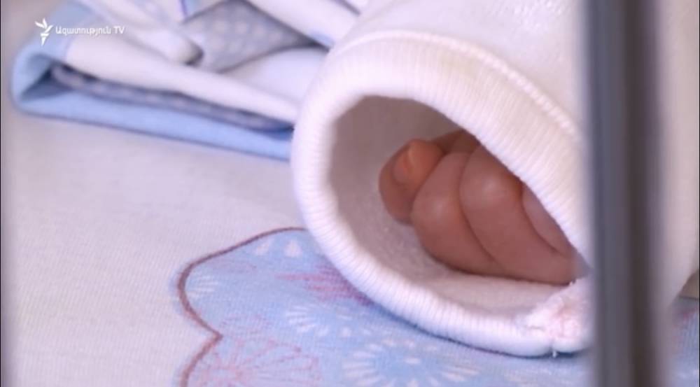 «Փակ կառոբկա էր, լացի ձայն եկավ». Արցախի փողոցում նորածին աղջնակի են գտել( տեսանյութ)
