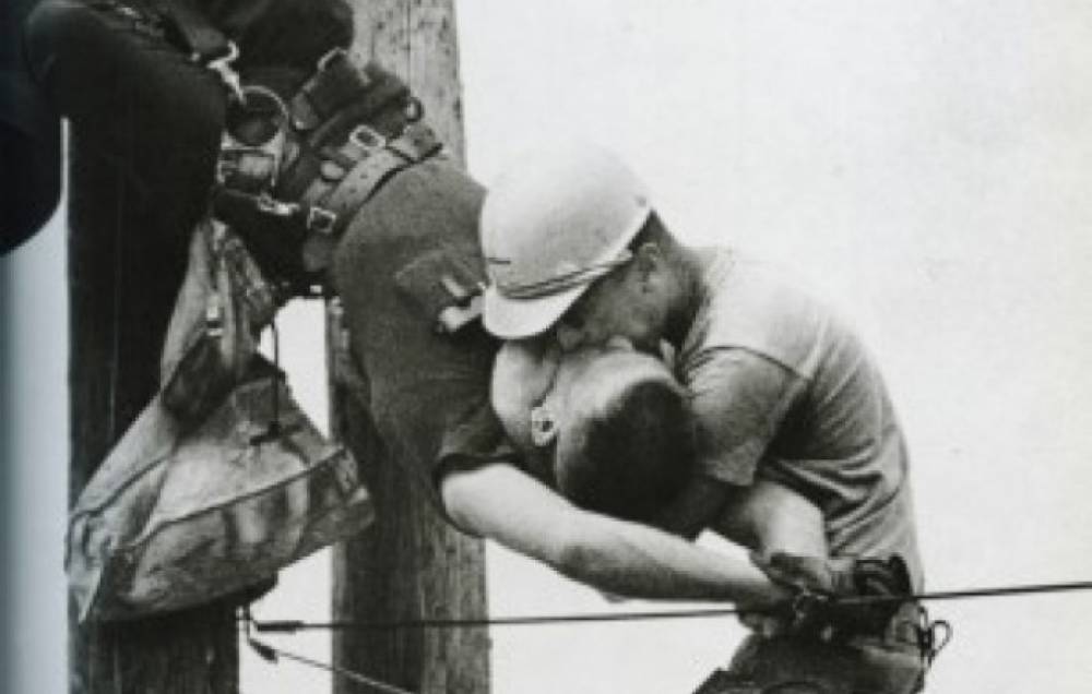 «Կենաց համբույր». ինչ պատմություն է ընկած հայտնի լուսանկարի հիմքում