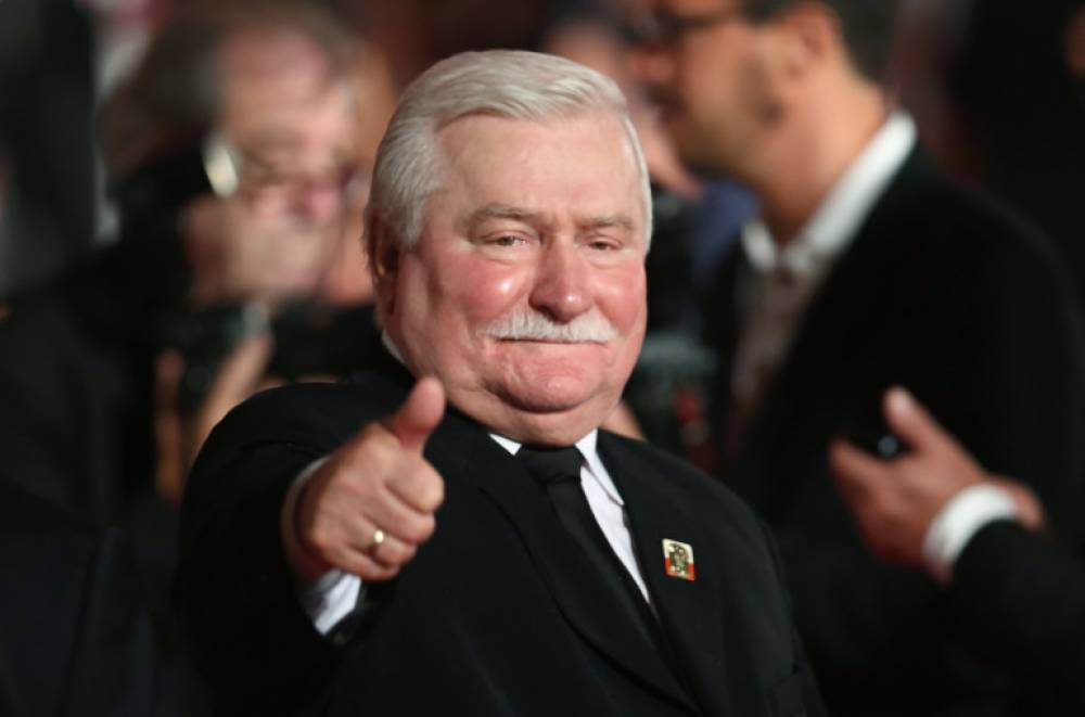 Լեհաստանի նախկին նախագահը ցույց է տվել՝ ինչպես է գարեջրով լոգանք ընդունում (լուսանկար)