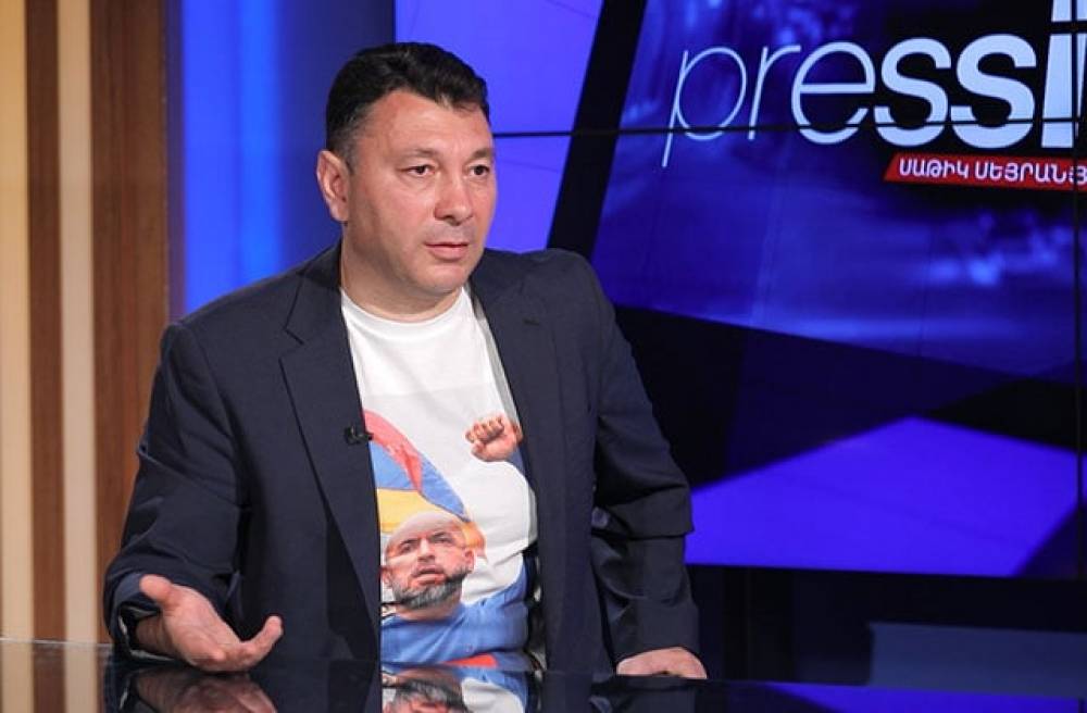 «Մի տեսակ, որը որը 91 -ին Տեր-Պետրոսյանին էր ծափահարում, 98-ին՝ Քոչարյանին, 2008-ին՝ Սերժ Սարգսյանին, 2018-ին՝ Նիկոլին, վաղն էլ՝ Էրդողանին ու Ալիևին է պատրաստ երկրպագելու». Շարմազանով