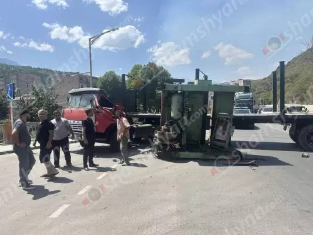 Կապանում մետաղյա հաստոցն ընկել է բեռնատարից՝ հայտնվելով երթևեկելի գոտում․ վարորդը հոսպիտալացվել է