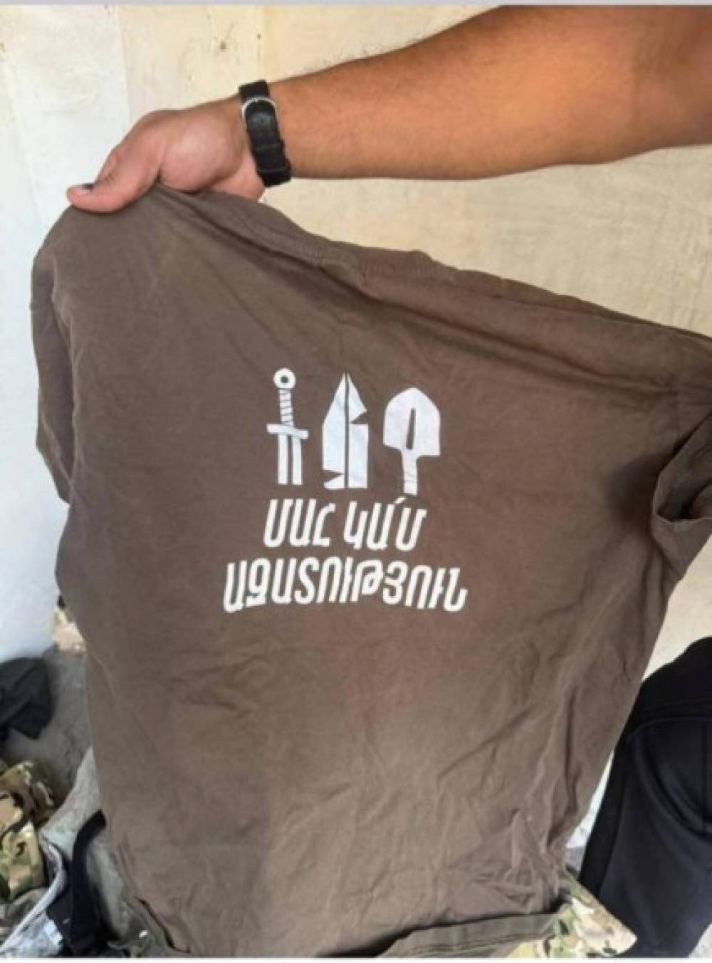 Դաշնակցության «Մահ կամ ազատություն» կարգախոսով շապիկի նկարը հրապարակել են իբր «ահաբեկչության նախապատրաստվելու անհերքելի ապացույց»