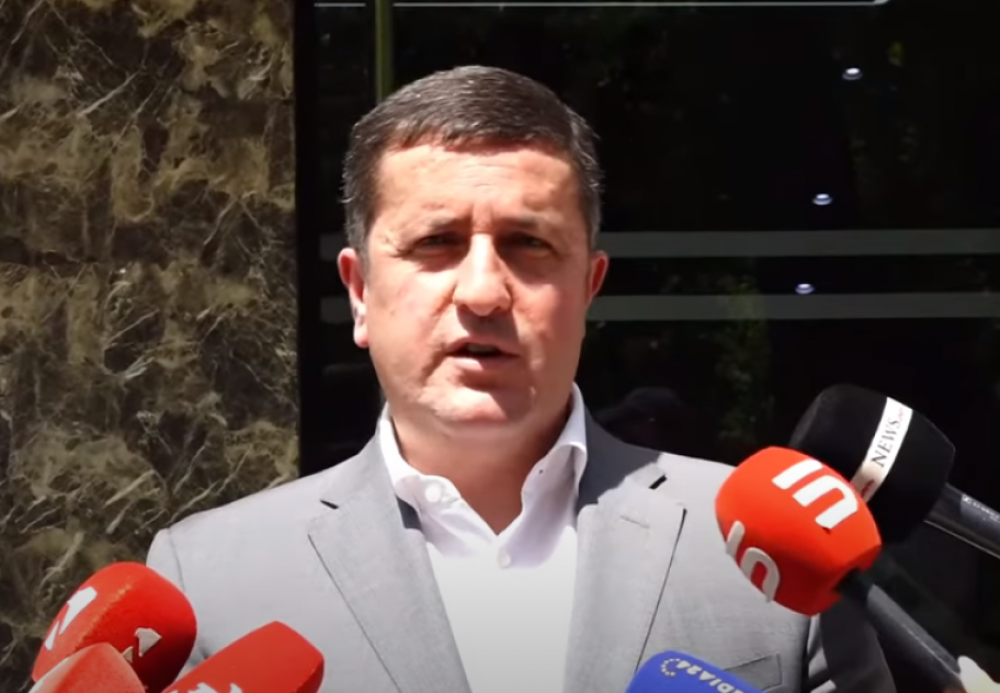 Ենթադրվում է, որ Ռոմանոս Պետրոսյանը և Նարեկ Կարապետյանը պետք է հանդիպեն. Դավիթ Ղազինյան