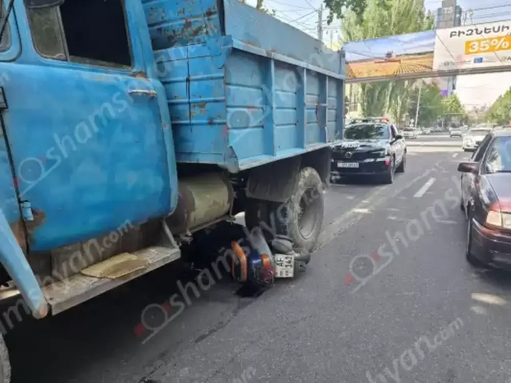 Երևանում մոտոցիկլը հայտնվել է բեռնատարի տակ, մոտոցիկլավարը տեղափոխվել է հիվանդանոց