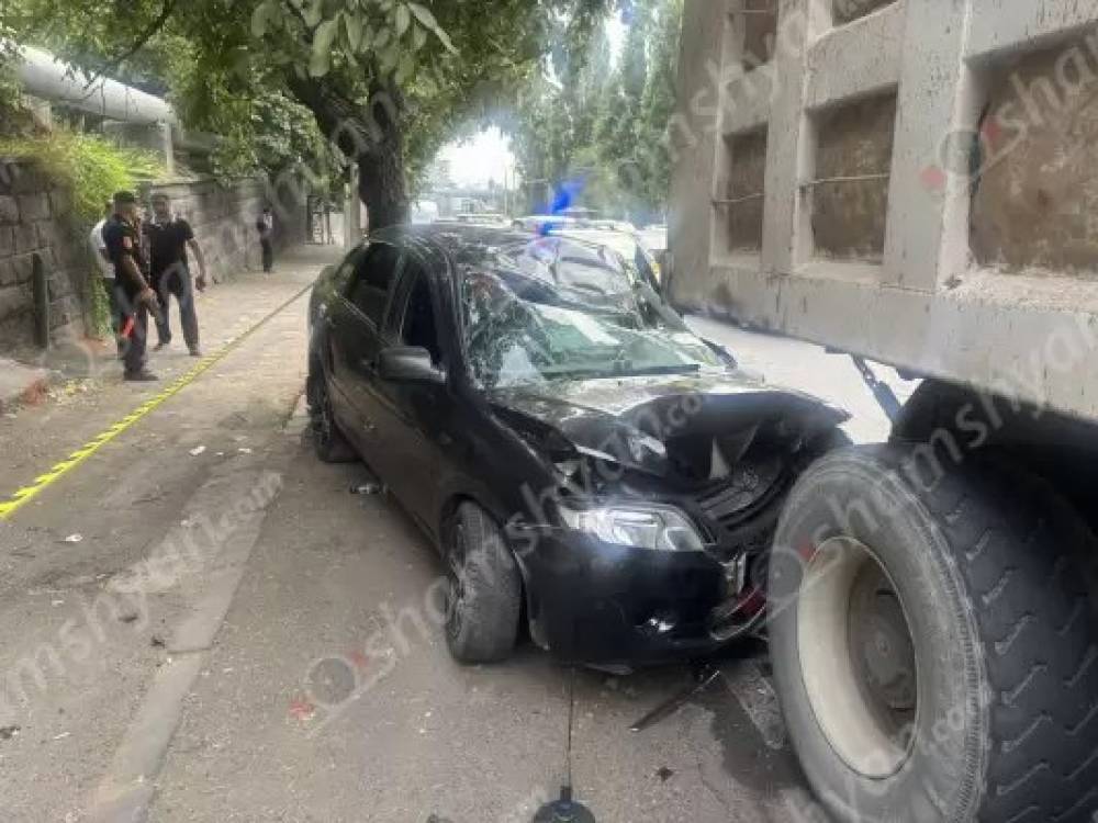 «Lada»-ն Մյասնիկյան պողոտայում մխրճվել է կայանված «Howo» բեռնատարի մեջ. կա 5 վիրավոր