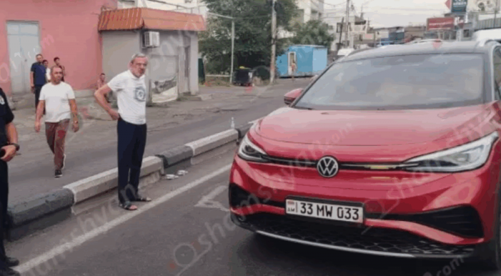 Երևանում բախվել են էլեկտրական հեծանիվը, «Volkswagen»-ը և «Chevrolet»-ն․ հեծանվորդը հիվանդանոցում է