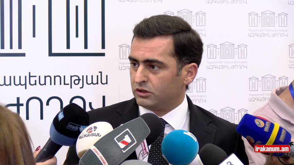 Ձեռքս եմ ազատել, դա ռեֆլքես է. Հակոբ Արշակյանը՝ հղի կնոջը հրելու մասին
