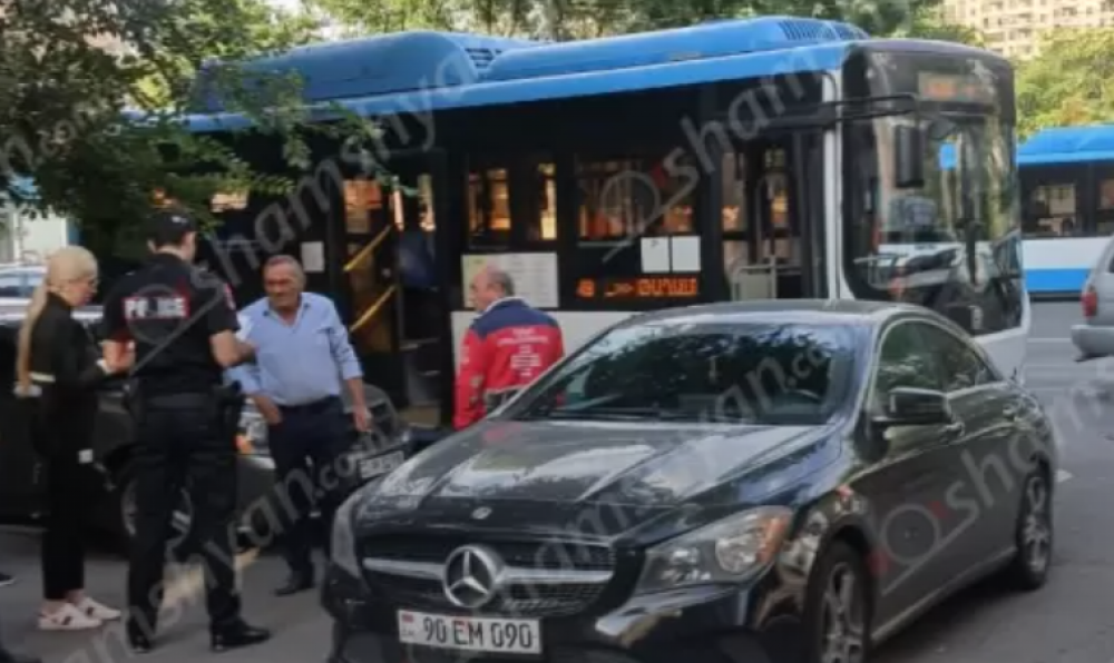 Ավտովթար՝ Երևանում. բախվել են թիվ 49 երթուղին սպասարկող «Zhong Tong»-ն ու «Mercedes»-ը
