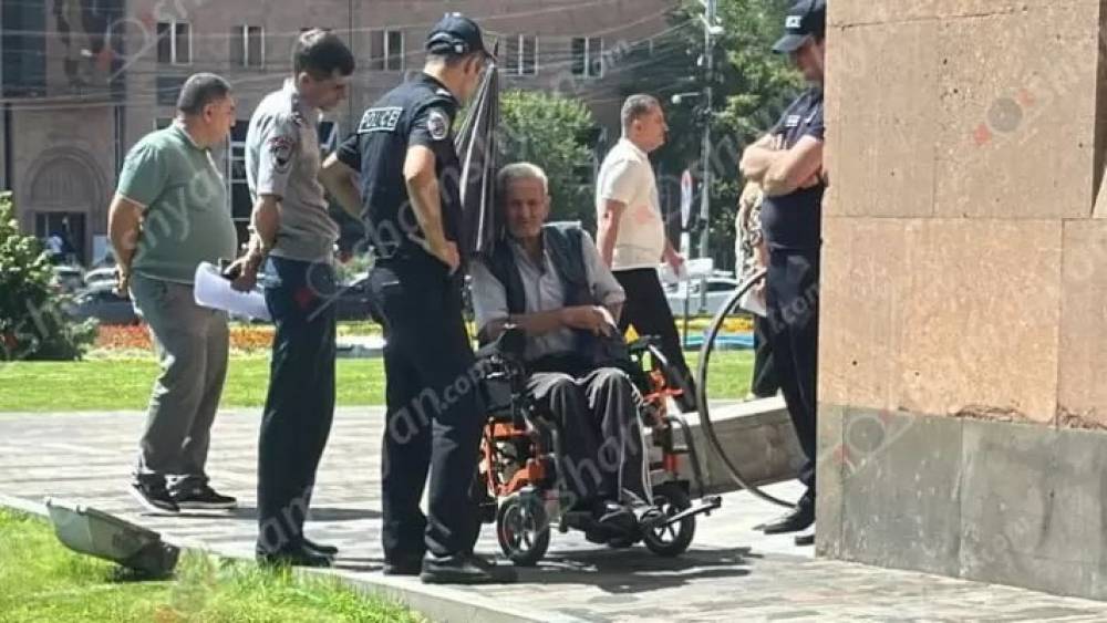 83-ամյա քաղաքացին Երևանի քաղաքապետարանի դիմաց սպառնում է ինքնահրկիզվել