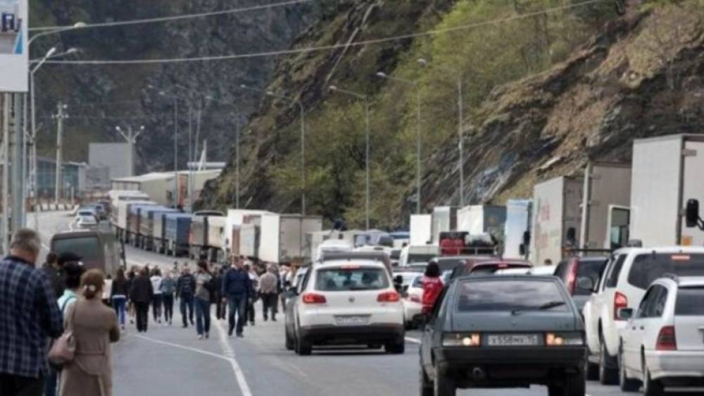 Վերին Լարսում արտակարգ դրություն է հայտարարվել, հերթում կա 2543 մեքենա