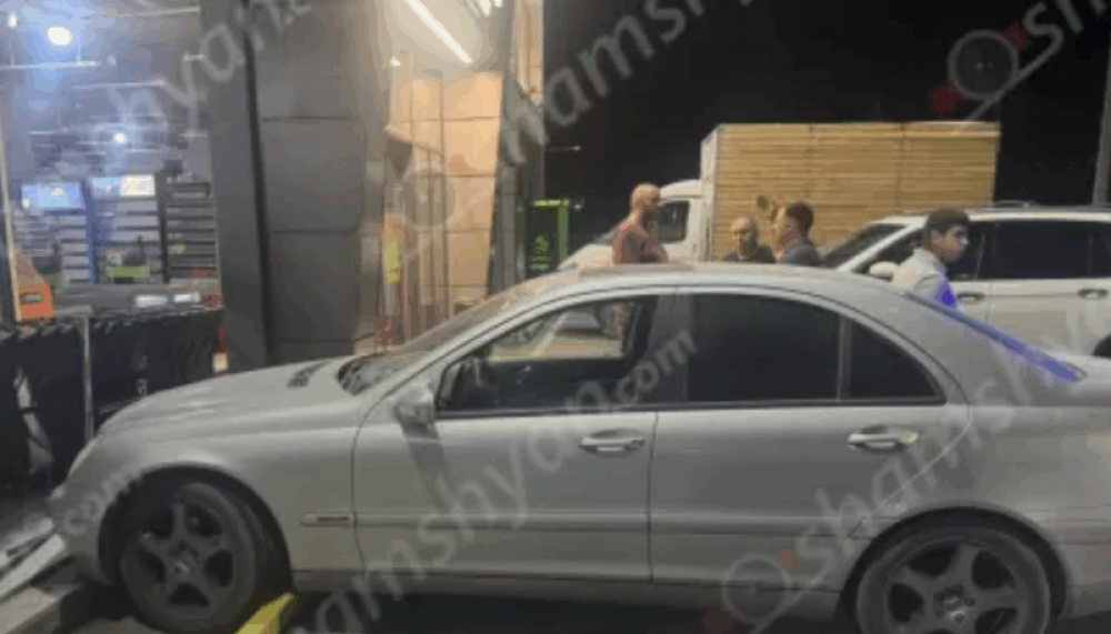 Զովունիում «Mercedes»-ը հայտնվել է «88» սուպերմարկետի տարածքում՝ կոտրելով ապակիները
