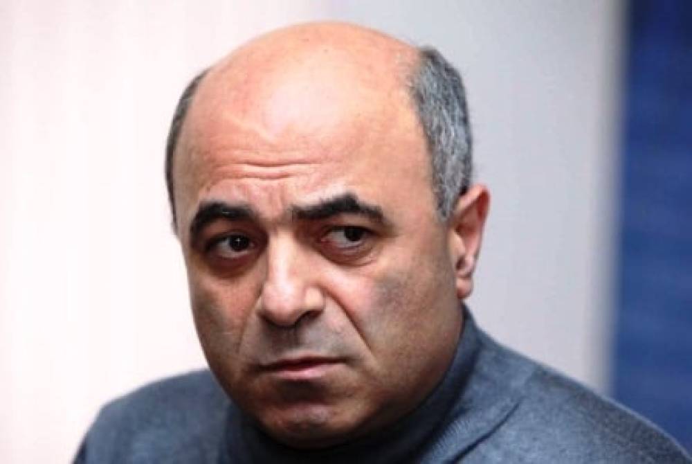 Այս պահին խուզարկում են «Մայր Հայաստան» կուսակցության անդամ, քաղաքագետ Երվանդ Բոզոյանի բնակարանը