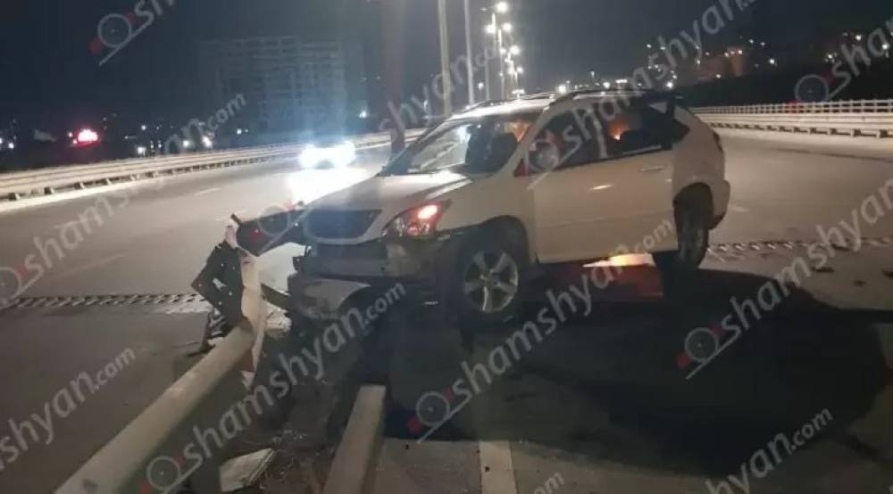 Կամրջի վրա 22-ամյա վարորդը «Lexus»-ով բախվել է երկաթե արգելապատնեշներին
