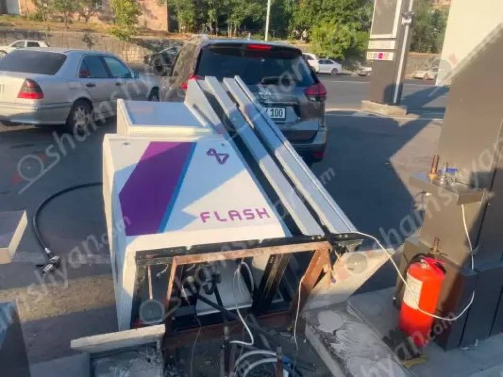 «Mercedes»-ի վարորդը շարժվել է լիցքավորման ժամանակ․ վառելիքաբաշխիչ աշտարակը ընկել է «Nissan»-ի վրա