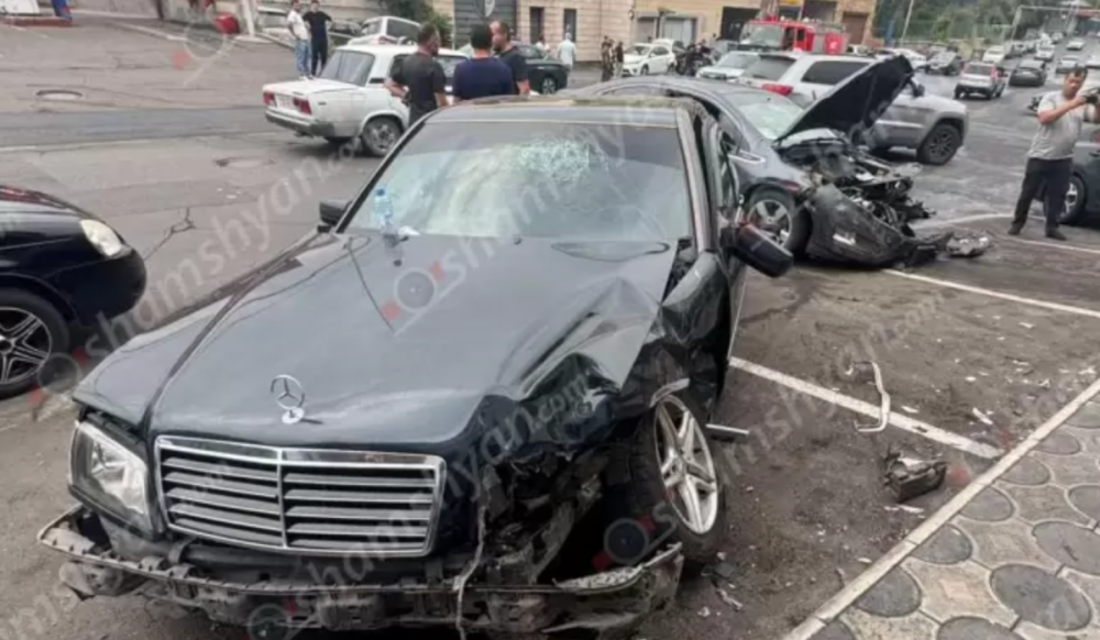 Երևանում բախվել է 4 մեքենա, կան վիրավnրներ