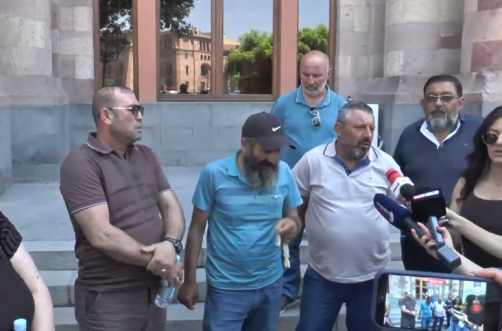 Եթե մինչև հաջորդ երկուշաբթի մեզ նորություն չասեն, սպիտակ դրոշով գնում ենք Հակարիի կամուրջ՝ բանակցելու. անհայտ կորածների ծնողների բողոքի ակցիան՝ Կառավարության դիմաց