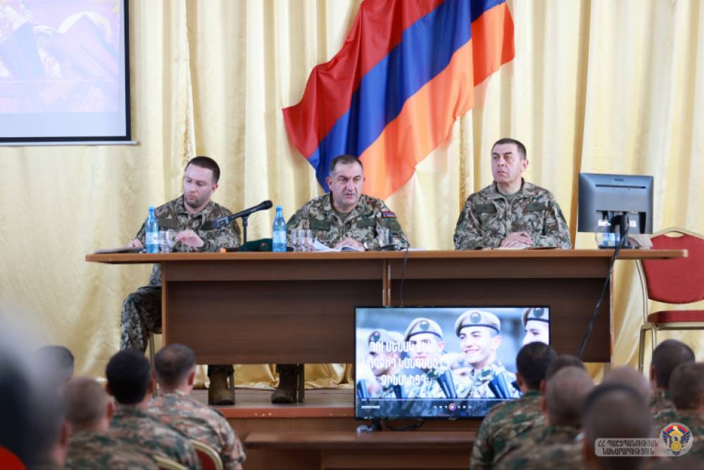 ԶՈւ ԳՇ պետը զինծառայողների հետ հանդիպման ժամանակ կարևորել է զինվորական ծառայության ընթացքում օրենքի և կանոնադրական պահանջների խստիվ պահպանումը (տեսանյութ)