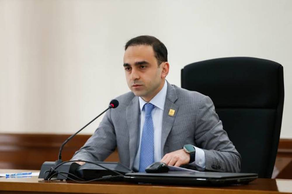 Քաղաքապետարանի աշխատակիցներին հորդորել են կիրակի օրը մեկ մարդու պես ներկա գտնվել հրապարակում