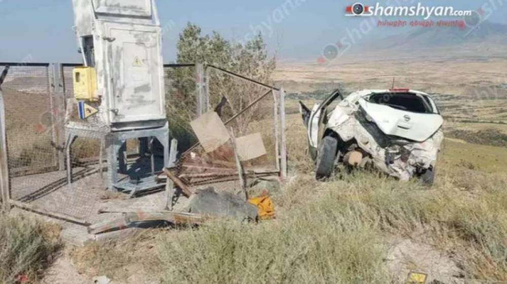Խոշոր ավտովթար՝ Կոտայքի մարզում․ Վարորդը «Nissan Tiida»-ով հայտնվել է դաշտում, բախվել բետոնե էլեկտրասյանը