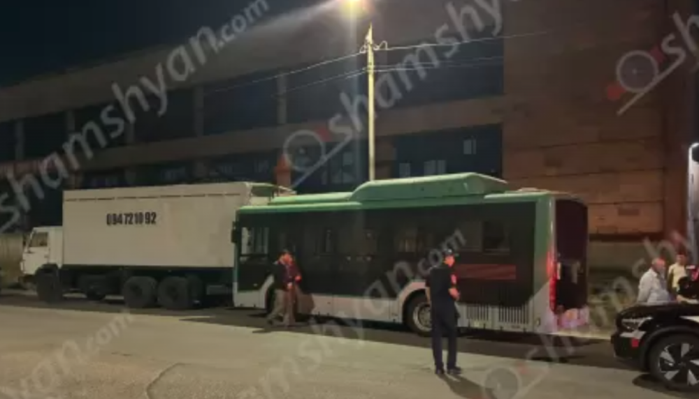 Բախվել են թիվ 54 երթուղու ավտոբուսն ու «Կամազ» մակնիշի բեռնատարը