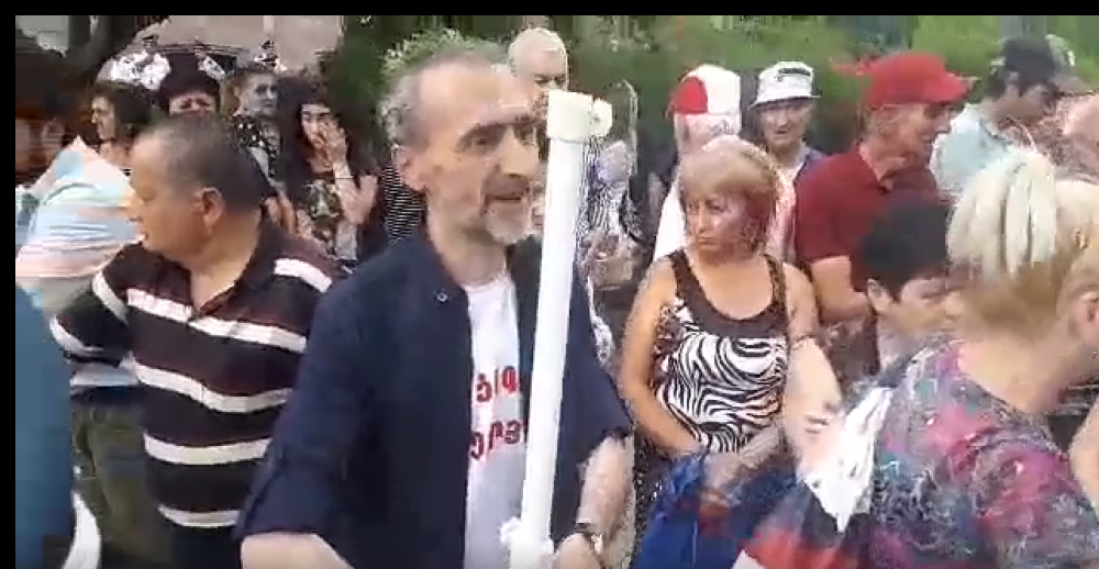 Քոչարյանի դեմ պայքարողը հեռանում է՝ տանելով իր հովանոցը