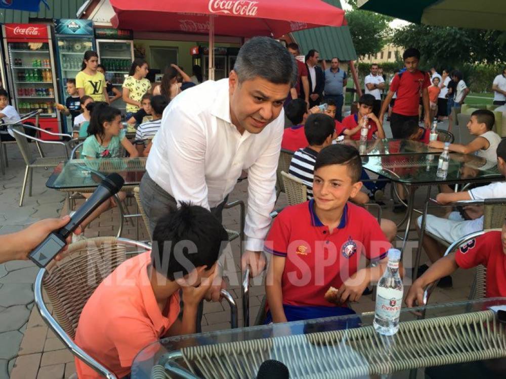 Արթուր Վանեցյանը սենդվիչ պատրաստեց պատանի ֆուտբոլիստների համար (ֆոտո)
