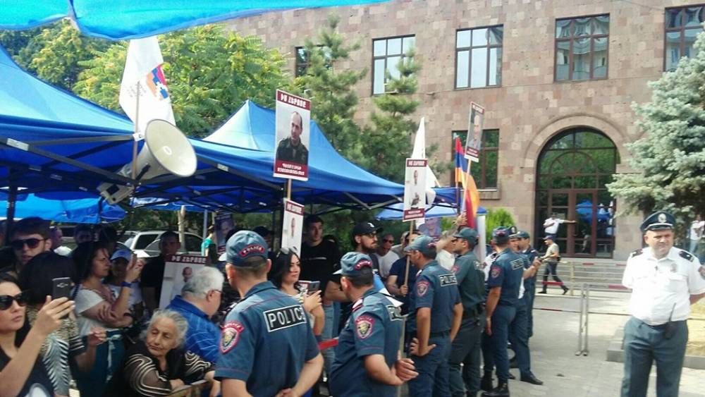 Քոչարյանի կողմնակիցները դատավորին հորդորում են հեռախոսը անջատել, զանգերով չառաջնորդվել