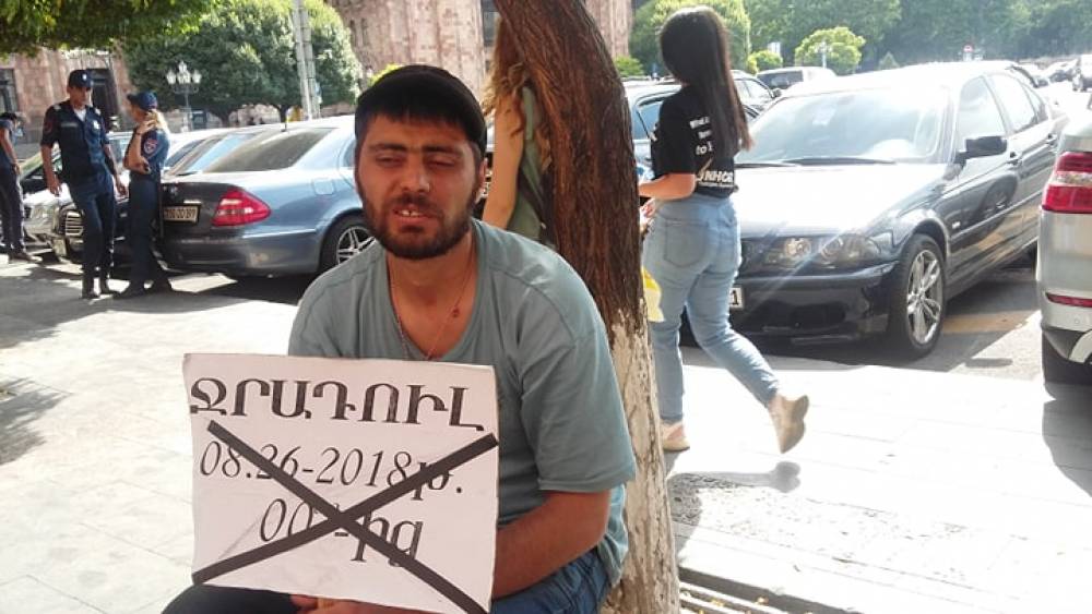 Քաղաքացին երկուշաբթի օրվանից Կառավարության դիմաց ջրադուլ է հայտարարել