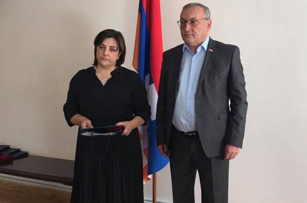 Երևանում Արցախի ԱԺ նախագահը հետմահու շնորհված պարգևները հանձնել է զոհված զինծառայողների հարազատներին