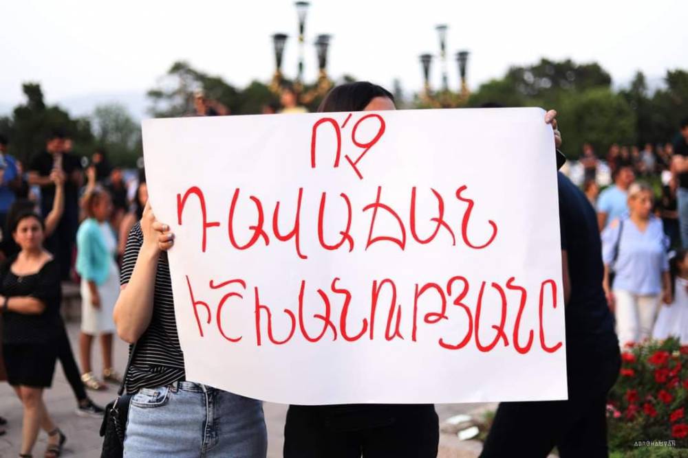 Նա կանգնեց կապիտուլյանտի կողքին՝ հանուն փողի և իշխանության. արցախցիները պահանջում են Արայիկ Հարությունյանի հրաժարականը