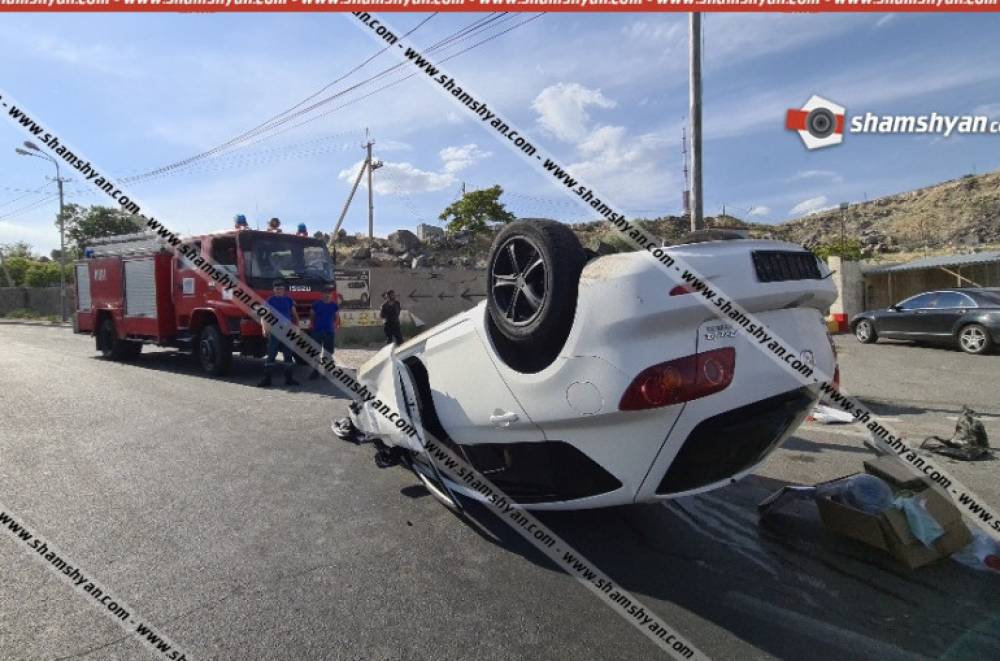 Խոշոր ավտովթար Երևանում, Mazda-ն CPS բենզալցակայանի մոտ բախվել է բետոնե պատվանդանին և գլխիվայր շրջվել. կա վիրավոր
