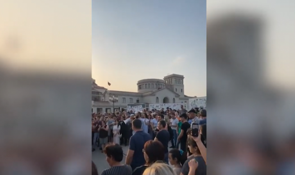 Լարված իրավիճակ Արցախում. փորձել են կոտրել նախագահականի դուռը