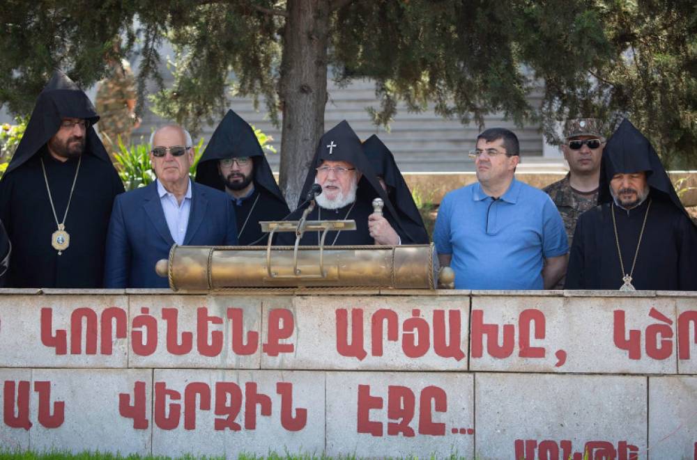 Առկա խնդիրներն ու մարտահրավերներն իրենց լուծումները պիտի ստանան. Գարեգին Բ–ն՝ Արցախի զորամասերից մեկում