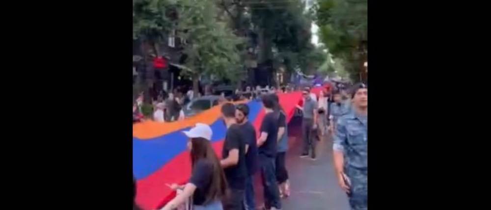Ժողովրդի հոսքը հրապարակ չի դադարում. Տեսանյութ