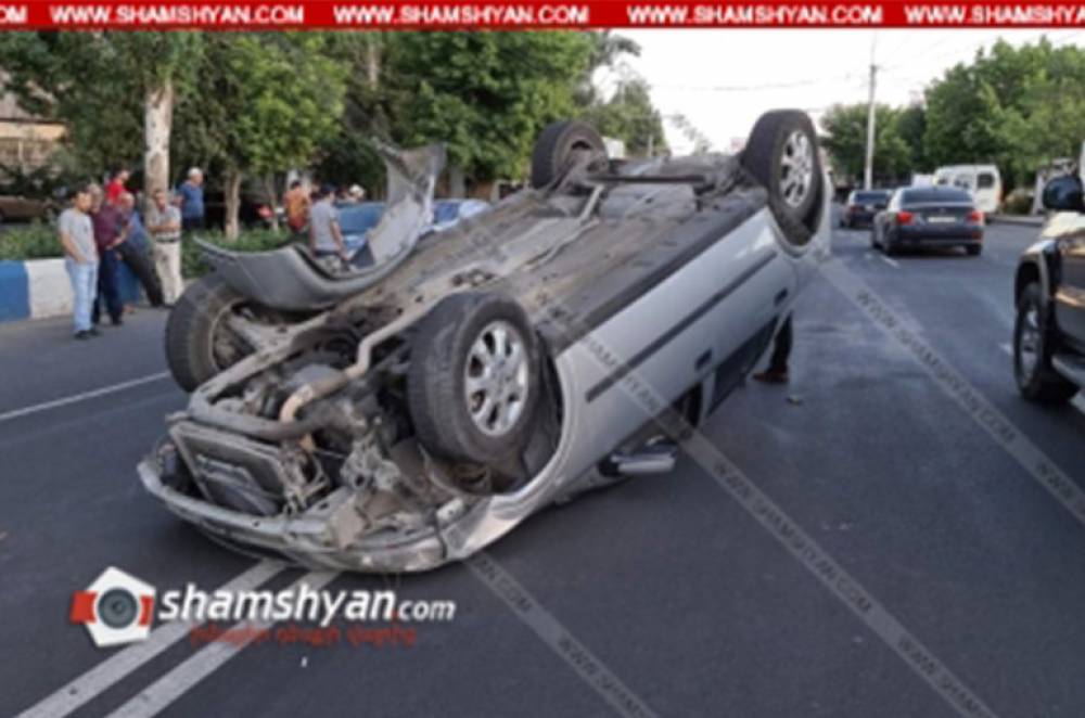 Խոշոր ավտովթար՝ Երևանում. Շիրազի փողոցում բախվել են 3 Opel Astra-ներ, որոնցից մեկը գլխիվայր շրջվել է