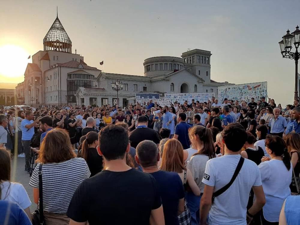 Լարված իրավիճակ Արցախում. փորձել են կոտրել նախագահականի դուռը. Լուսանկարներ