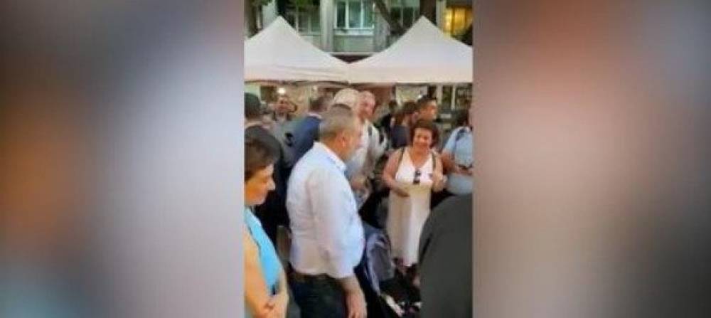 Բերանս ցավեց ասելով,որ նա հենց այնպես չի՛ հեռանալու,նա մինչև փողոցները արյունով չողողի,չի՛ գնալու