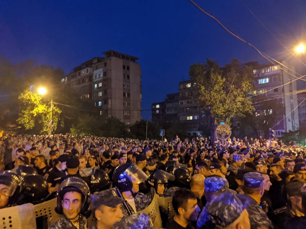 Ոստիկանության առանձին ծառայողներ «ռազբոռկեք», «լավ տղու բազառներ» և «խուժան կռվի» ցուցանմուշներ են