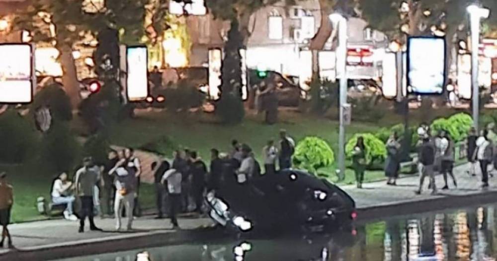 Արտառոց դեպք Երևանում. Մերսեդես մակնիշի ավտոմեքենան հայտնվել է Օպերային հարակից Կարապի լճում