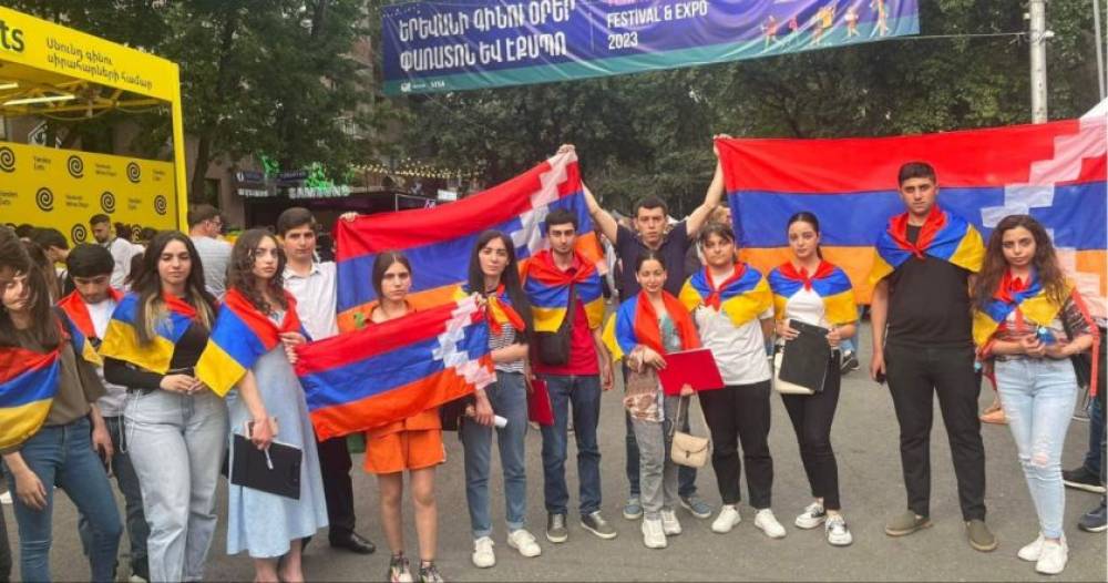 Գինու փառատոնին մասնակցող մեծ թվով քաղաքացիներ միացան «Արցախը երբեք չի´ լինելու Ադրբեջանի կազմում», «Ո´չ Արցախի էթնիկ զտմանը» խորագրով ստորագրահավաքին