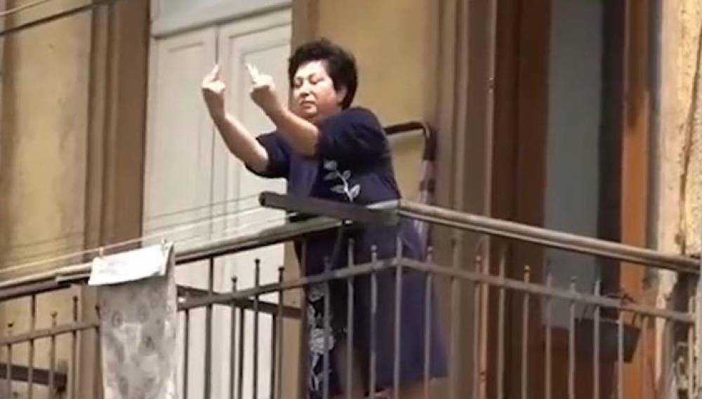 Մամ ջան շնորհակալ եմ  դաստիարակության  համար.Շնորհակալ եմ դաստիարակության համար. Ալեն Սիմոնյանը շնորհավորել է մոր տարեդարձը