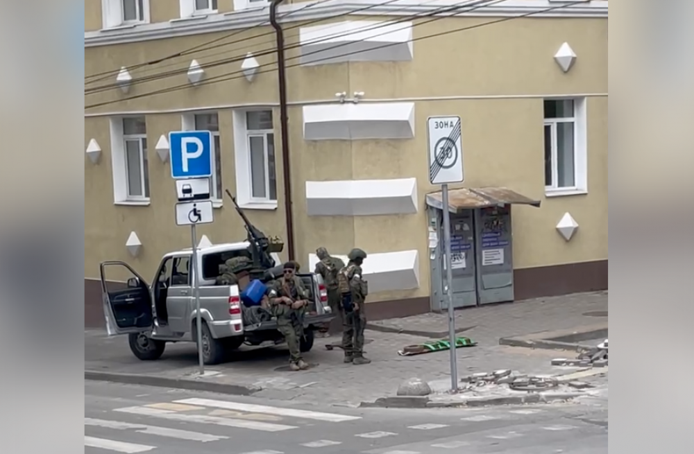 Վագներականները ականապատ խոչընդոտներ են տեղադրում Դոնի Ռոստովի փողոցներից մեկում. (տեսանյութ)