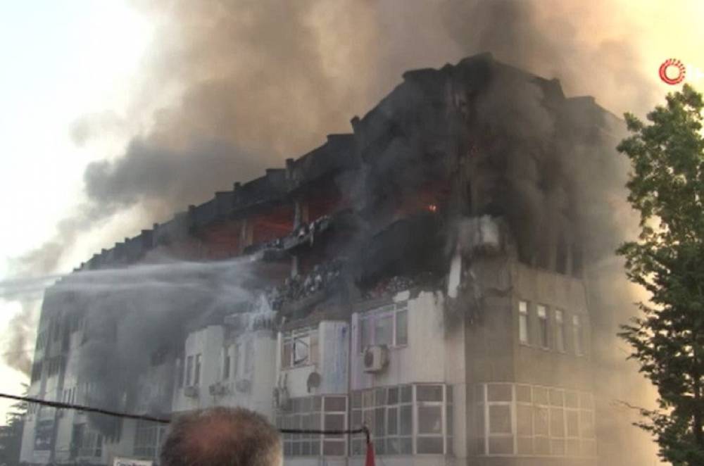 Ստամբուլի արևմուտքում գրեթե մեկ օր չեն կարողանում հանգցնել հրդեհը (լուսանկարներ, տեսանյութ)