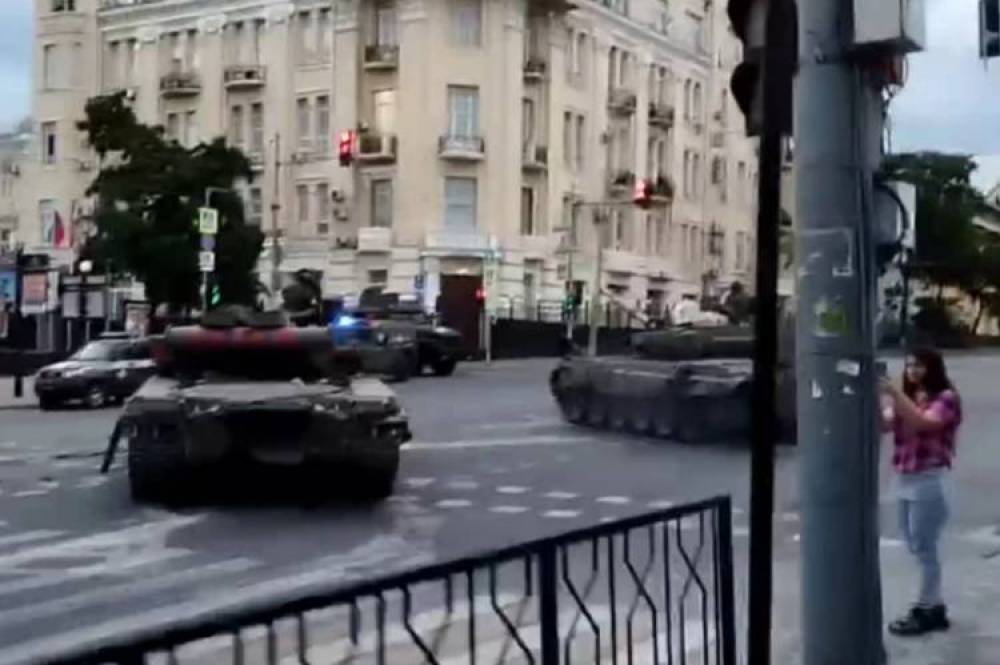 Զինվորականներ, ռազմական տեխնիկա․ քաղաքացիներին հորդորում են չլքել տները. ի՞նչ է կատարվում Ռոստովում (լուսանկարներ)