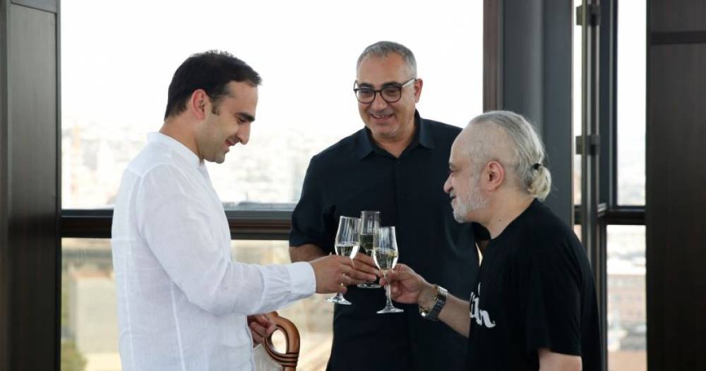 Ավինյաննը՝ 6 օրում ակումբ ու սրճարան ունեցող երգչին տուն ա հատկացնում, իսկ զոհվածի ընտանիքին ասում՝ 15 տարի պիտի սպասես